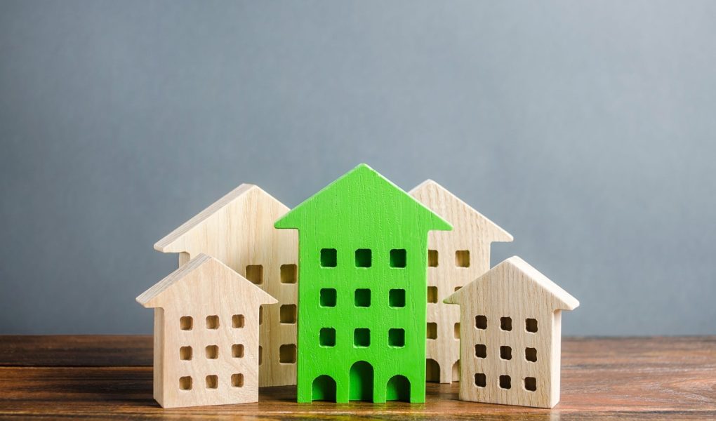 Zielona sylwetka budynku mieszkalnego wyróżnia się na tle pozostałych domów. Wyszukaj najlepszą opcję zakupu mieszkania. Wysoka jakość i dogodna lokalizacja. Przyjazny dla środowiska i energooszczędny