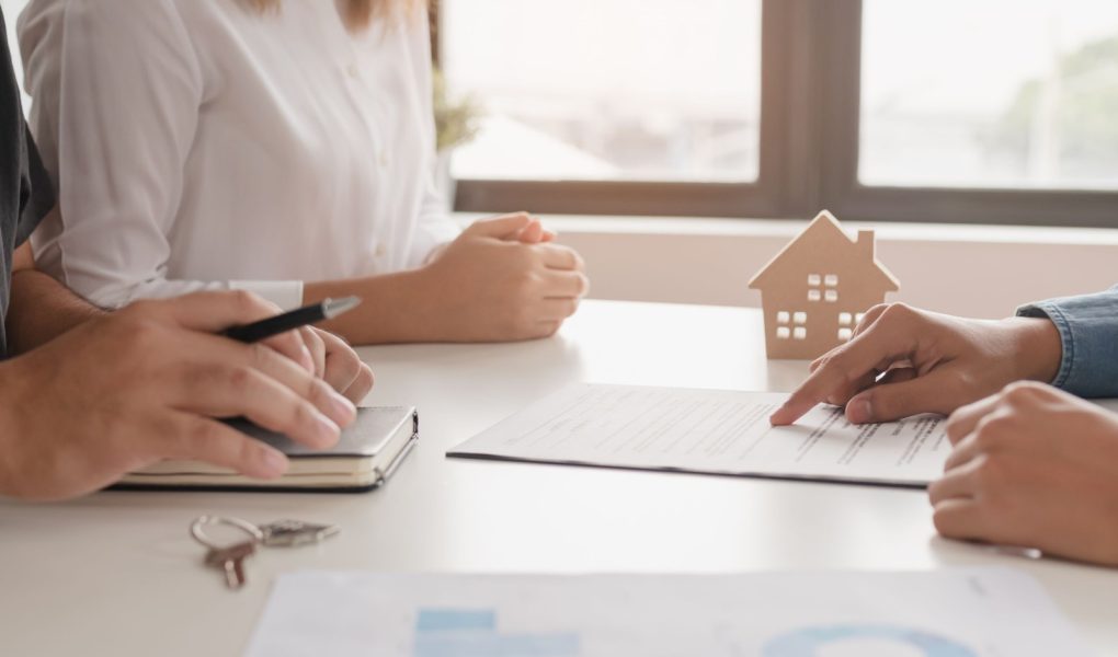 Wynajmujący, pośrednik w obrocie nieruchomościami podpisuje umowę najmu, kupna, kupna domu lub mieszkania z najemcą, klientem po zawarciu umowy z bankierem, kredytem hipotecznym, sukcesem lub zakończeniem. Koncepcja agenta nieruchomości.