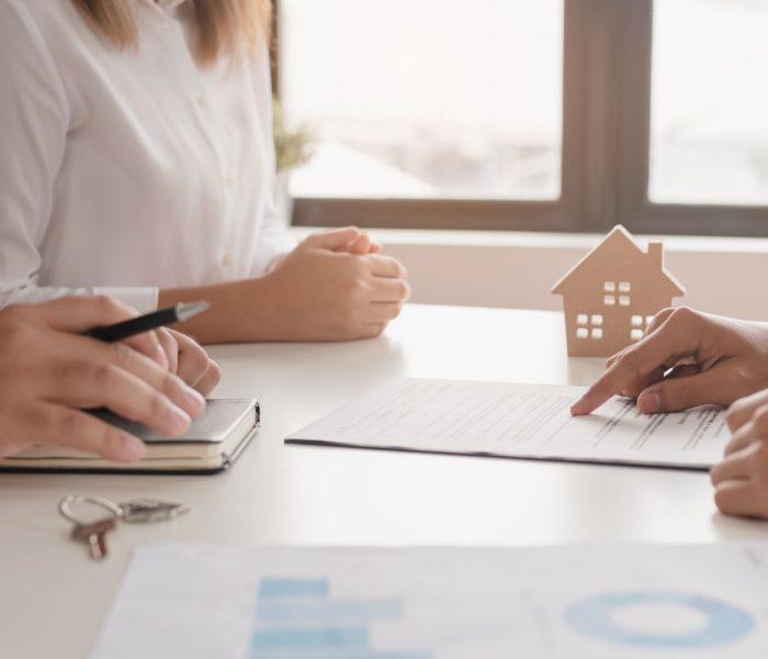 Wynajmujący, pośrednik w obrocie nieruchomościami podpisuje umowę najmu, kupna, kupna domu lub mieszkania z najemcą, klientem po zawarciu umowy z bankierem, kredytem hipotecznym, sukcesem lub zakończeniem. Koncepcja agenta nieruchomości.