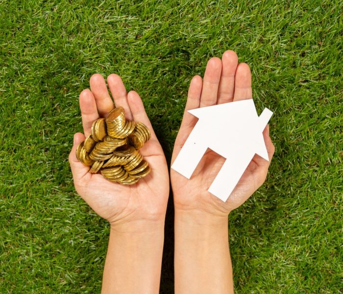 Koncepcyjny obraz białego domu i kalkulatora na zielonym polu trawy widok z góry i miejsce do kopiowania w inwestowaniu w nieruchomości Nieruchomości Oszczędzanie i kupowanie domu hipotecznego i pożyczki Koncepcja ubezpieczeń i bankowości.