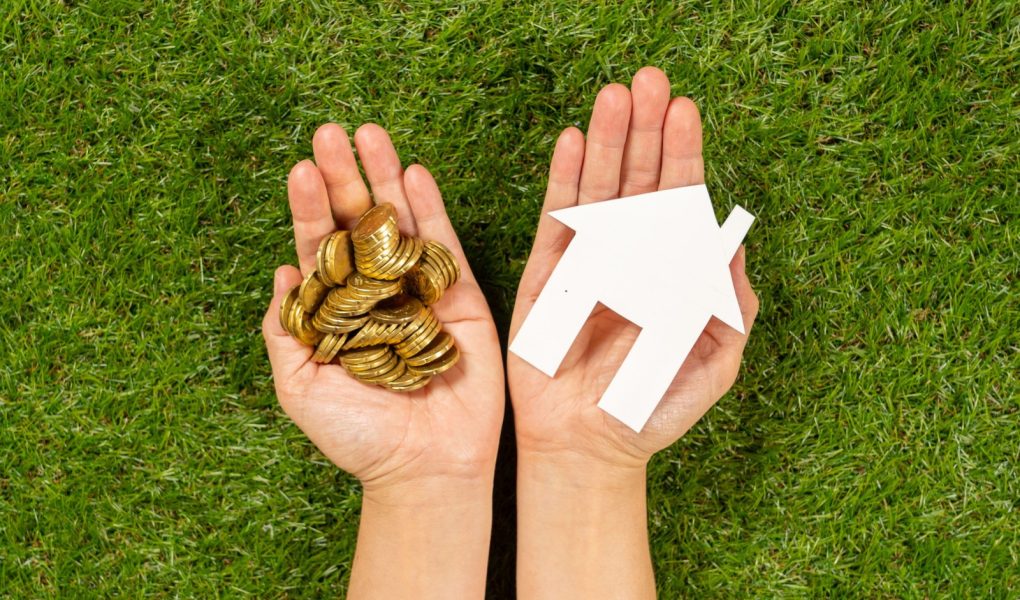 Koncepcyjny obraz białego domu i kalkulatora na zielonym polu trawy widok z góry i miejsce do kopiowania w inwestowaniu w nieruchomości Nieruchomości Oszczędzanie i kupowanie domu hipotecznego i pożyczki Koncepcja ubezpieczeń i bankowości.