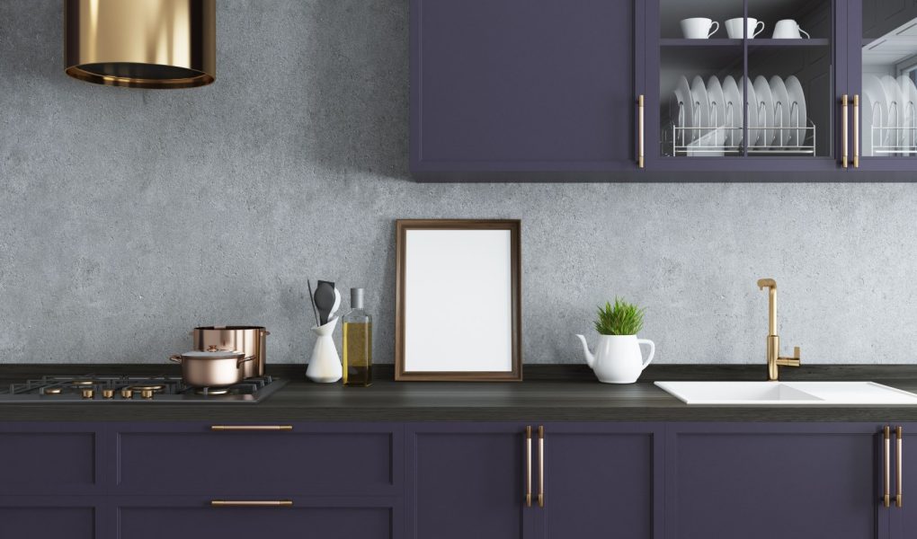 Wnętrze kuchni z betonową ścianą, drewnianą podłogą i ciemnofioletowymi blatami. Oprawiony pionowy plakat. Zbliżenie. Makieta renderowania 3d