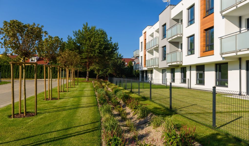 Gdańsk, Polska - 22 sierpnia 2021 r: Nowy, nowoczesny apartamentowiec w zielonej okolicy.