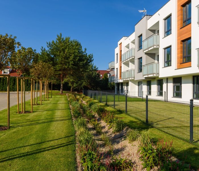 Gdańsk, Polska - 22 sierpnia 2021 r: Nowy, nowoczesny apartamentowiec w zielonej okolicy.