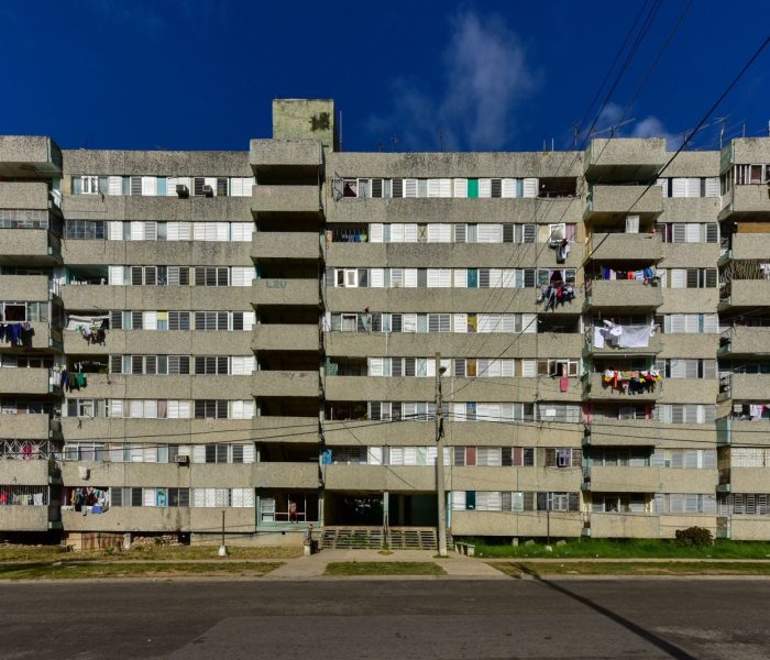 Budynek w dzielnicy Alamar we wschodniej części Hawany na Kubie. Dzielnica ta to głównie budownictwo prefabrykowane w stylu sowieckim.