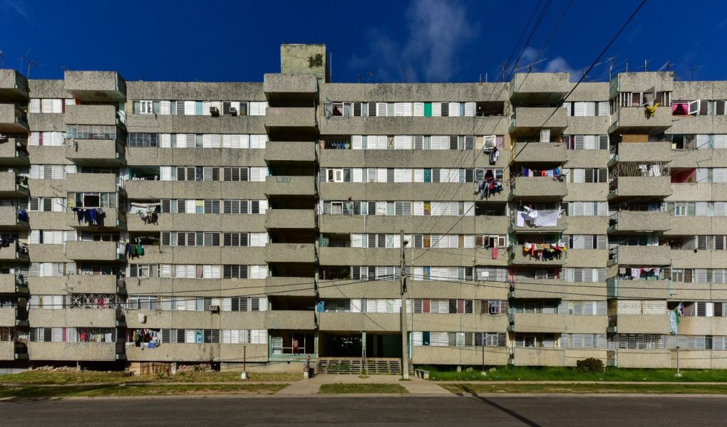 Budynek w dzielnicy Alamar we wschodniej części Hawany na Kubie. Dzielnica ta to głównie budownictwo prefabrykowane w stylu sowieckim.