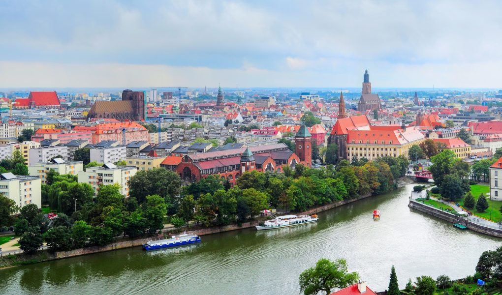 Warszawa Polska. Widok na wieżowce i nowoczesną architekturę ze słynnego Pałacu Kultury i Nauki, najwyższego budynku w Polsce.