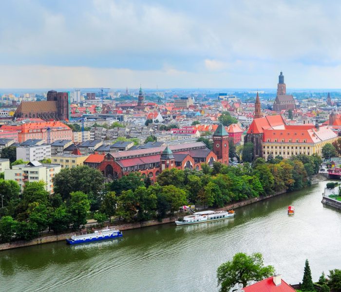 Warszawa Polska. Widok na wieżowce i nowoczesną architekturę ze słynnego Pałacu Kultury i Nauki, najwyższego budynku w Polsce.