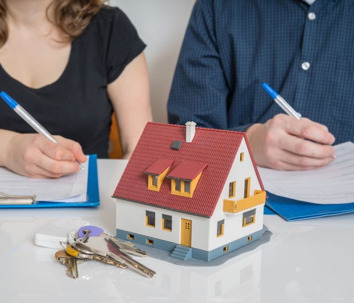 Rozwód i koncepcja podziału majątku. Mężczyzna i kobieta podpisują umowę rozwodową.