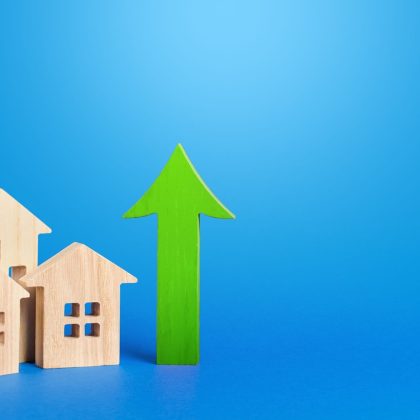 Domy i zielona strzałka w górę. Rosnące ceny i czynsze. Zarabiaj pieniądze, inwestując w nieruchomości. Poprawa warunków mieszkaniowych. Wysoki popyt. Wzrost oprocentowania kredytów hipotecznych. Rosnące koszty koncepcji mieszkaniowej.