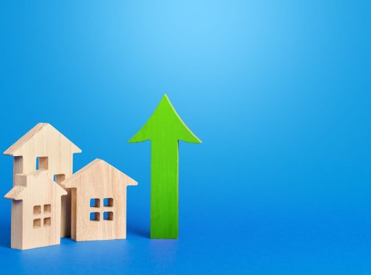 Domy i zielona strzałka w górę. Rosnące ceny i czynsze. Zarabiaj pieniądze, inwestując w nieruchomości. Poprawa warunków mieszkaniowych. Wysoki popyt. Wzrost oprocentowania kredytów hipotecznych. Rosnące koszty koncepcji mieszkaniowej.