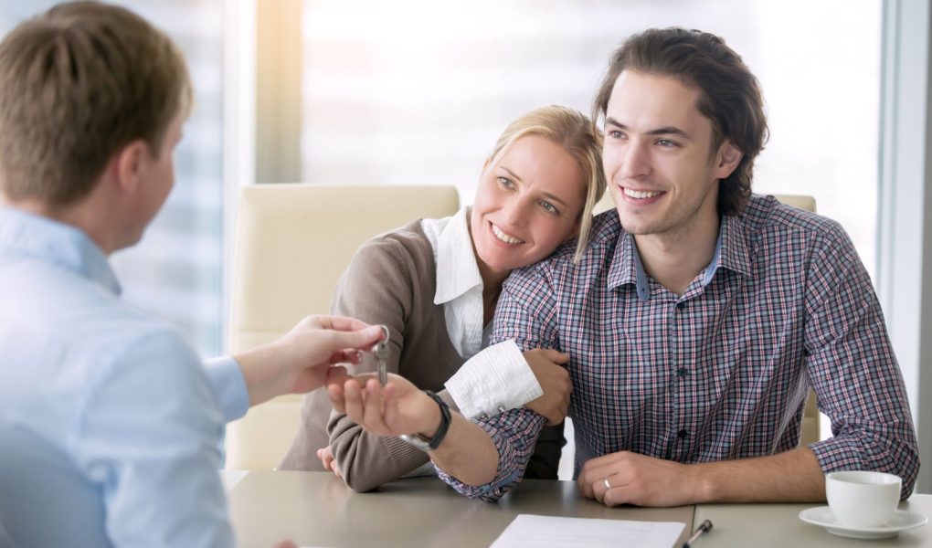 Młoda, szczęśliwie zakochana para otrzymuje klucze do własnego mieszkania, opuszcza dom rodziców, uzyskuje dostęp do własnego wynajmowanego najmu, po raz pierwszy kupuje dom, decyduje o warunkach kredytu hipotecznego