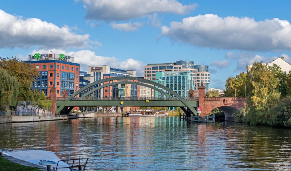 Berlin, Niemcy - 9 października 2022 r.: Brzegi rzeki Szprewy i nowo zaprojektowany obszar w dzielnicy Alt-Moabit Spree-Bogen z mostem Lessing i hotelem Ameron Abion Spreebogen Waterside