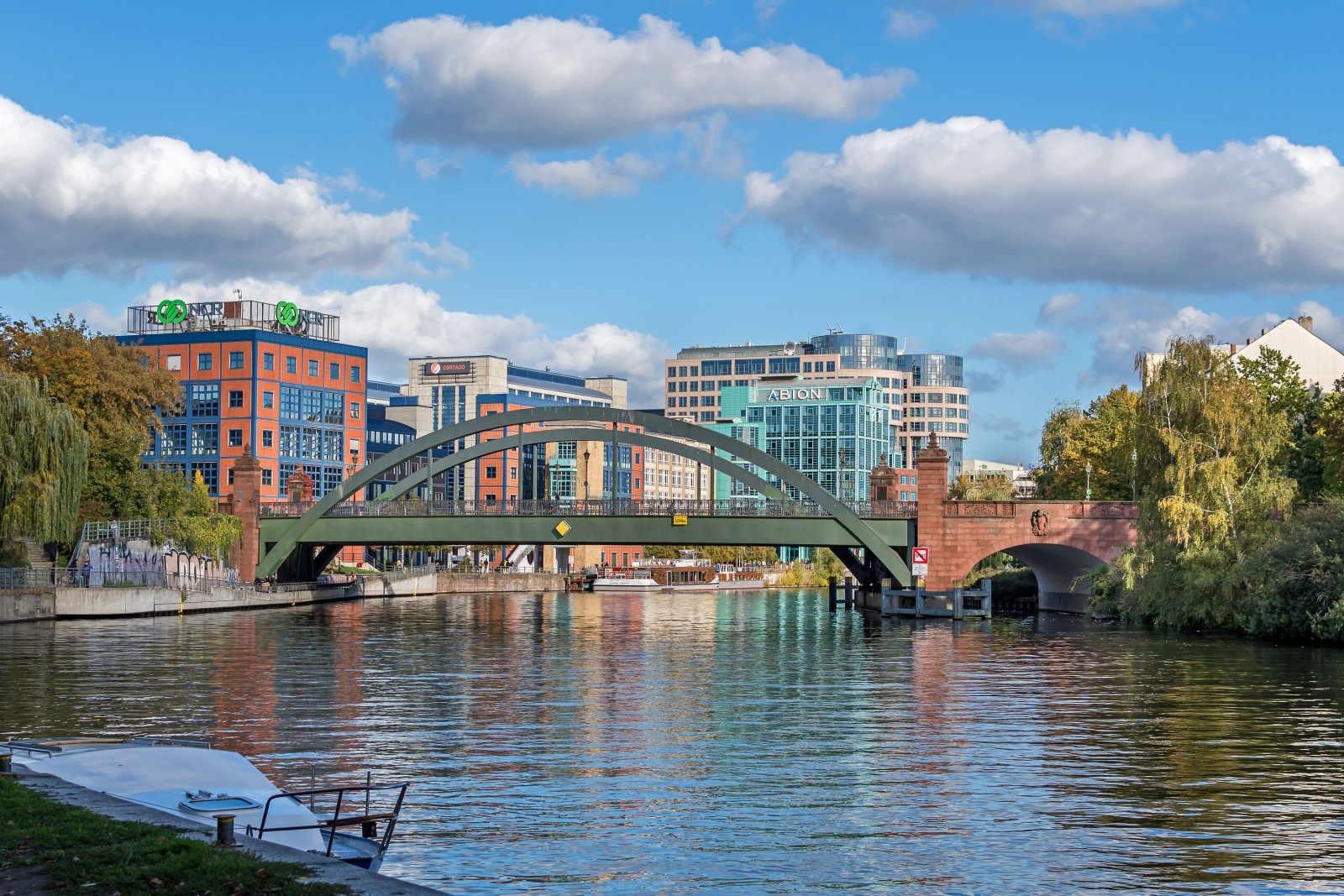 Berlin, Niemcy - 9 października 2022 r.: Brzegi rzeki Szprewy i nowo zaprojektowany obszar w dzielnicy Alt-Moabit Spree-Bogen z mostem Lessing i hotelem Ameron Abion Spreebogen Waterside