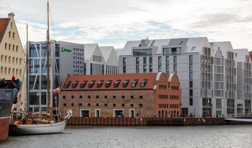Gdańsk, Polska - 6 września 2020 r: Wyspa Spichrzów w Gdańsku - przykład połączenia starej i nowoczesnej architektury