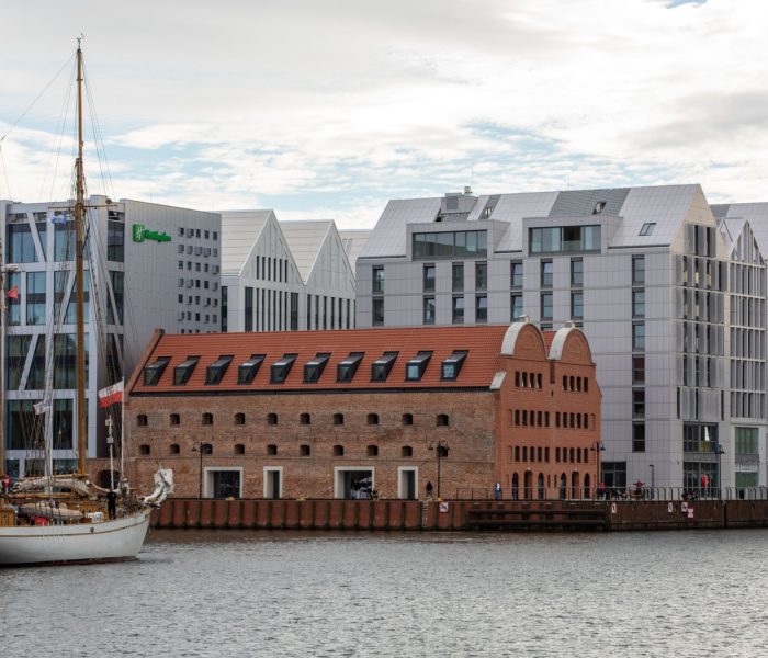 Gdańsk, Polska - 6 września 2020 r: Wyspa Spichrzów w Gdańsku - przykład połączenia starej i nowoczesnej architektury