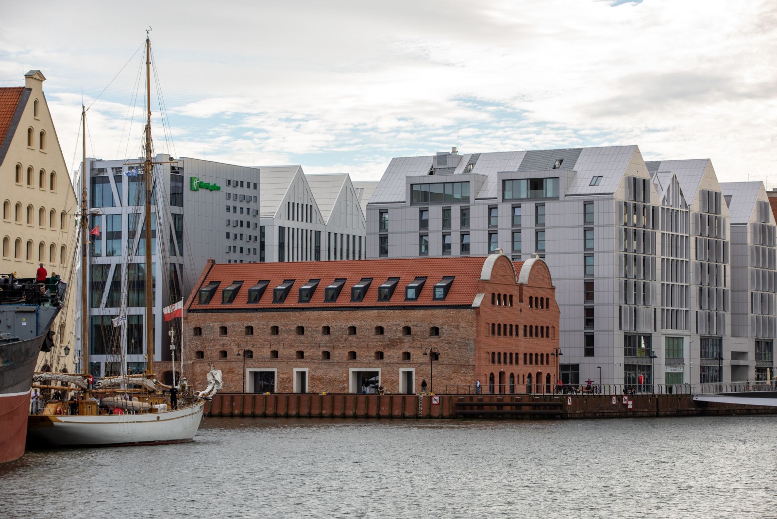 Gdańsk, Polska - 6 września 2020 r: Wyspa Spichrzów w Gdańsku - przykład połączenia starej i nowoczesnej architektury