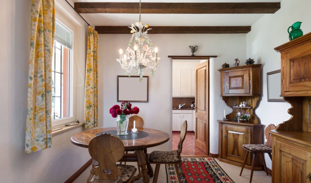 Wnętrze starego domu, klasyczne meble, widok na jadalnię