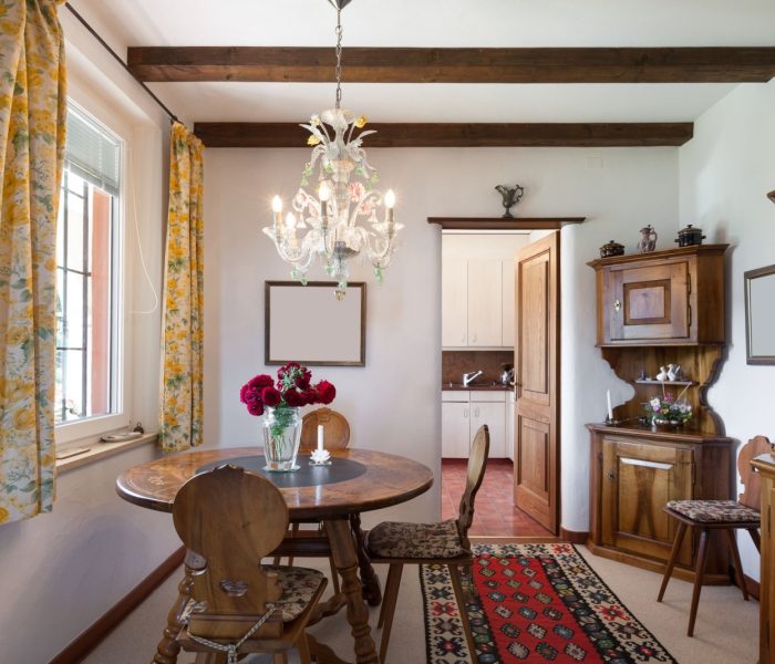 Wnętrze starego domu, klasyczne meble, widok na jadalnię