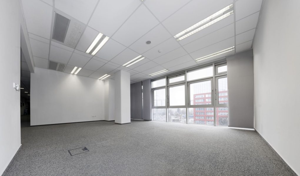 Puste szerokie nowoczesne biuro gotowe do wynajęcia