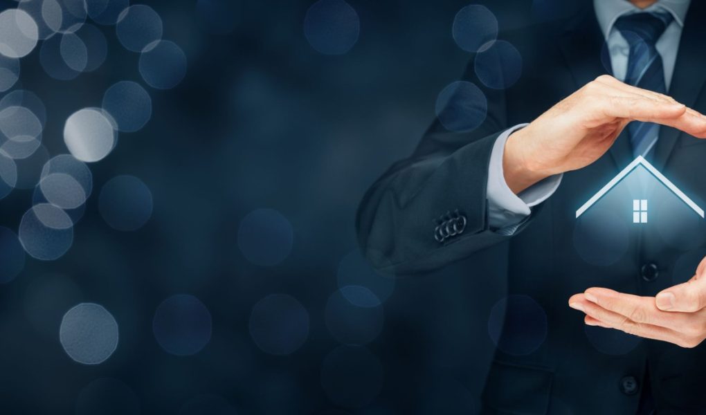 Agent nieruchomości oferuje dom. Ubezpieczenie nieruchomości i koncepcja bezpieczeństwa.