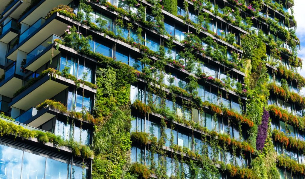 Zielony wieżowiec z roślinami rosnącymi na fasadzie. Koncepcja ekologii i zielonego życia w środowisku miejskim. Park na niebie Jeden centralny budynek parkowy Sydney Australia