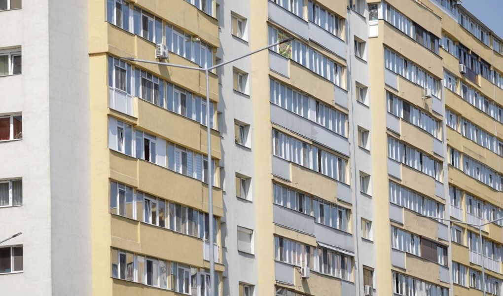 Bukareszt, Rumunia - 23 lipca 2021 r: Blok mieszkalny z czasów komunizmu.