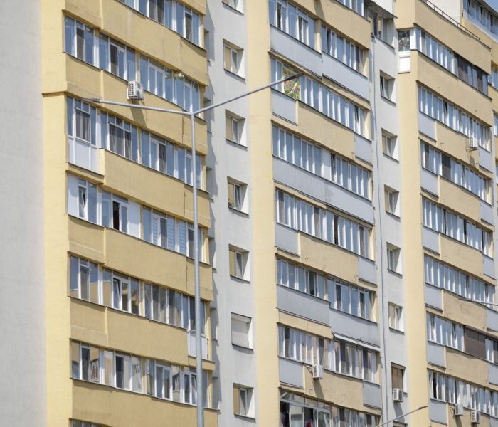 Bukareszt, Rumunia - 23 lipca 2021 r: Blok mieszkalny z czasów komunizmu.