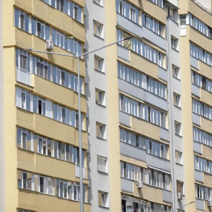 Bukareszt, Rumunia - 23 lipca 2021 r: Blok mieszkalny z czasów komunizmu.