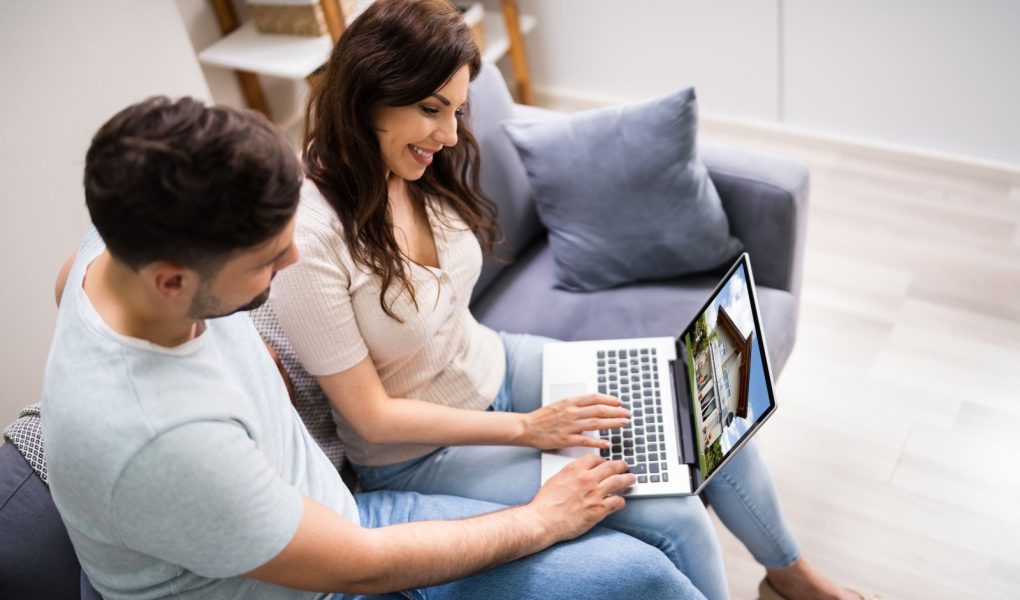 Para wyszukująca nieruchomości online na laptopie