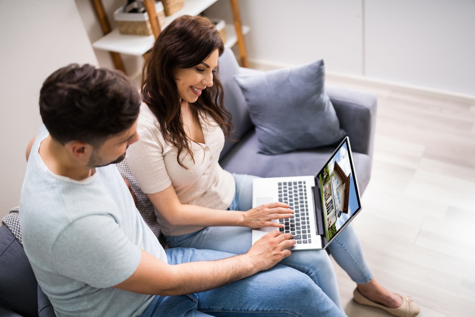 Para wyszukująca nieruchomości online na laptopie