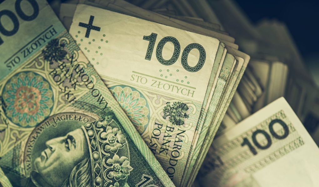 Duży stos polskich złotych w gotówce. Sto banknotów na stole. Temat biznesowy i ekonomiczny.