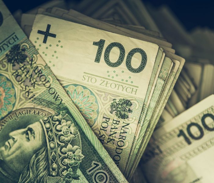 Duży stos polskich złotych w gotówce. Sto banknotów na stole. Temat biznesowy i ekonomiczny.