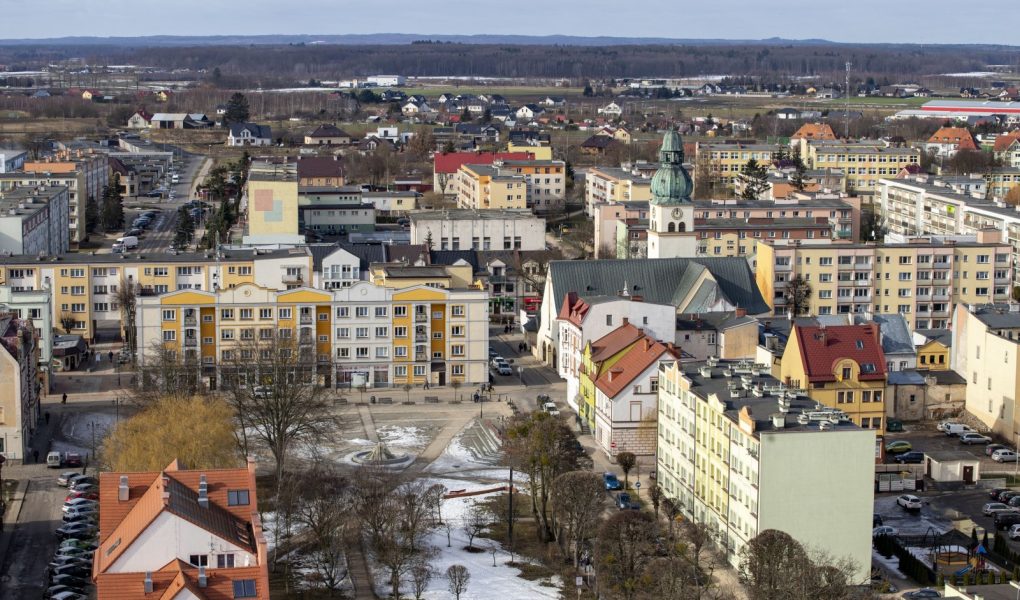 Człuchów, województwo pomorskie, Polska - 26 lutego 2021: Budynki małego miasteczka - widok z wieży. Domy mieszkalne w centrum małego miasteczka w Europie Środkowej. Sezon wiosenny.