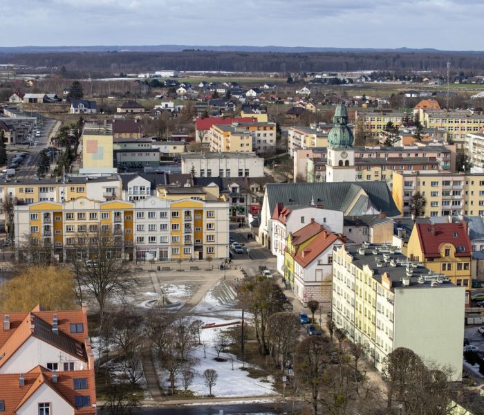 Człuchów, województwo pomorskie, Polska - 26 lutego 2021: Budynki małego miasteczka - widok z wieży. Domy mieszkalne w centrum małego miasteczka w Europie Środkowej. Sezon wiosenny.