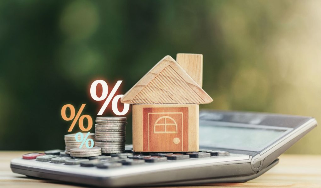 Monety i dom na kalkulatorze I ma ilustrację odsetek koncepcja obliczania płatności odsetek. planowanie oszczędności pieniędzy monet na zakup domu koncepcja nieruchomości, hipoteki, inwestycji.