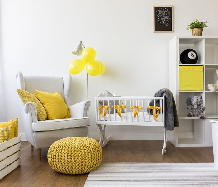 Zdjęcie nowoczesnego, przytulnego pokoju dziecięcego z żółtymi dodatkami