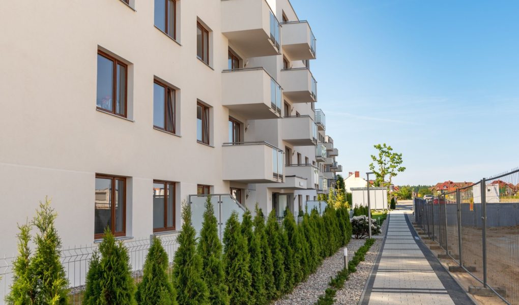 GDAŃSK, POLSKA - 10 czerwca 2018 r: Ścieżka prowadząca do nowego budynku mieszkalnego.