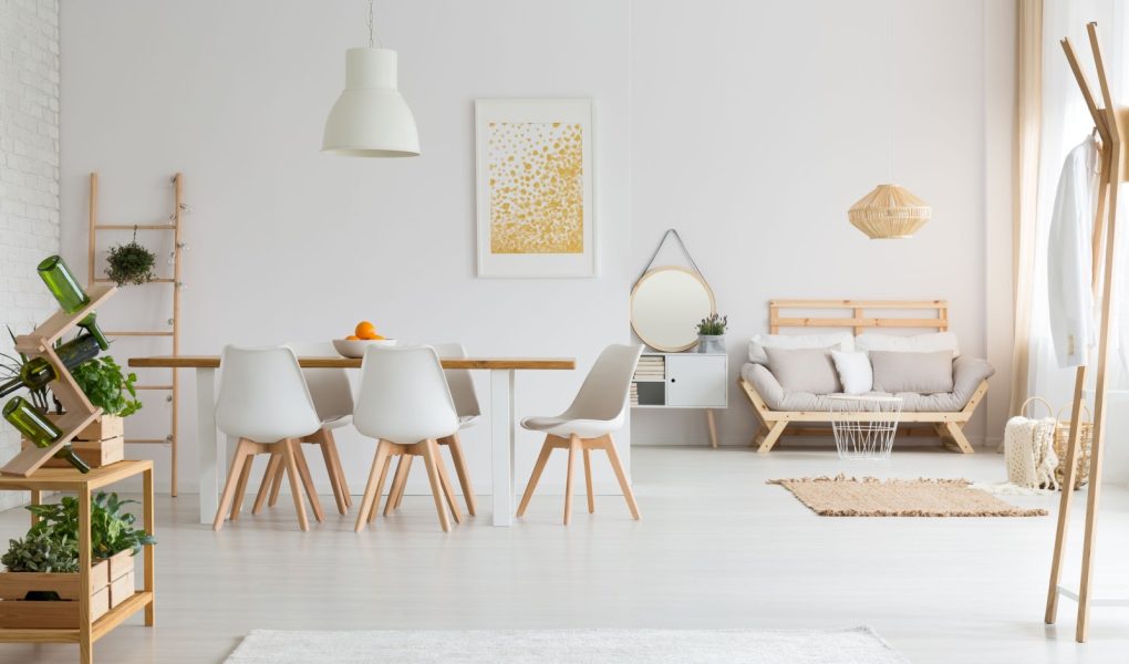 Prosta jadalnia i minimalistyczny salon w białym lofcie lagom