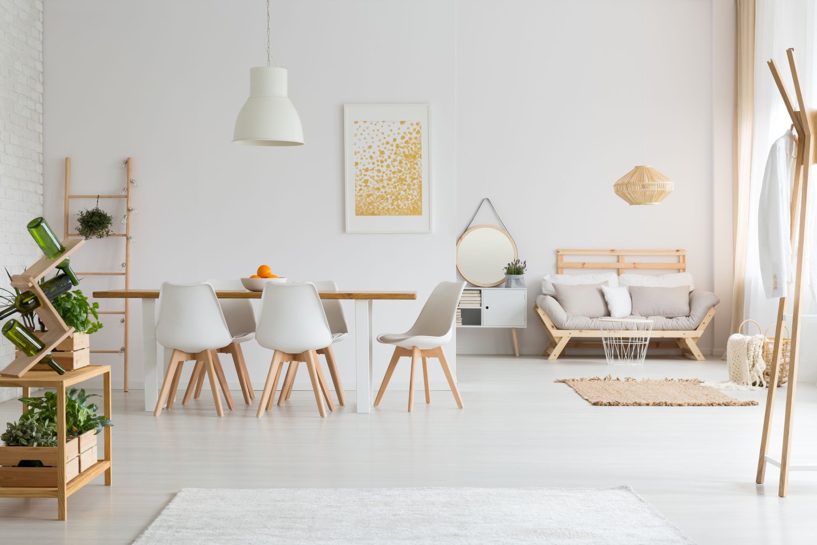 Prosta jadalnia i minimalistyczny salon w białym lofcie lagom