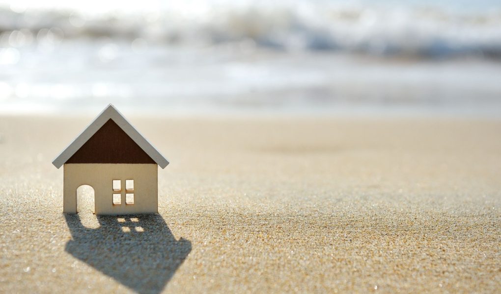 mały domek na piaszczystej plaży blisko morza