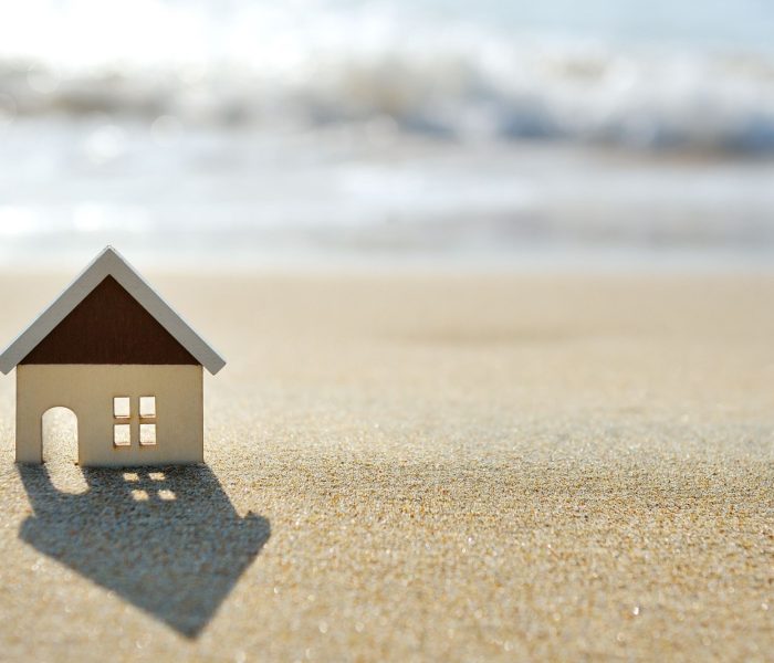 mały domek na piaszczystej plaży blisko morza