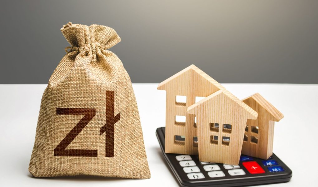 Domy na kalkulatorze i torba na złotówki. Kupno i sprzedaż. Wycena nieruchomości. Nieruchomości lub wynajem. Utrzymanie budynku. Kredyt hipoteczny. Wydatki na media i usługi. Podatki