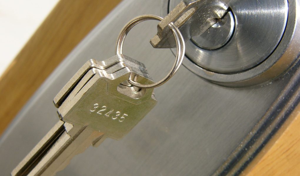 zamek i klucz do drzwi