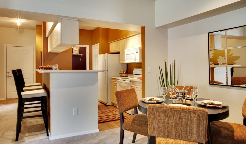 Jadalnia w apartamencie z kuchnią i stołem na widoku.