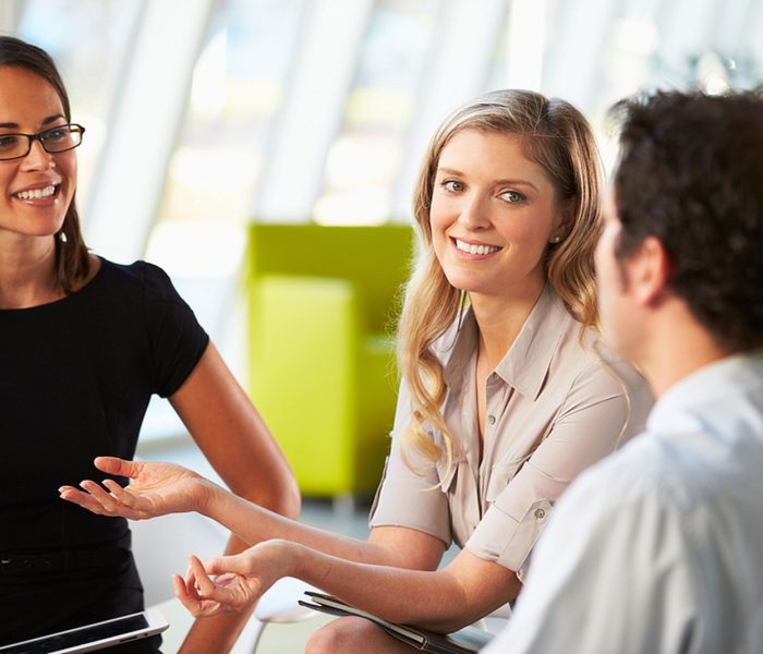 Biznesmeni spotykający się przy stole w nowoczesnym biurze