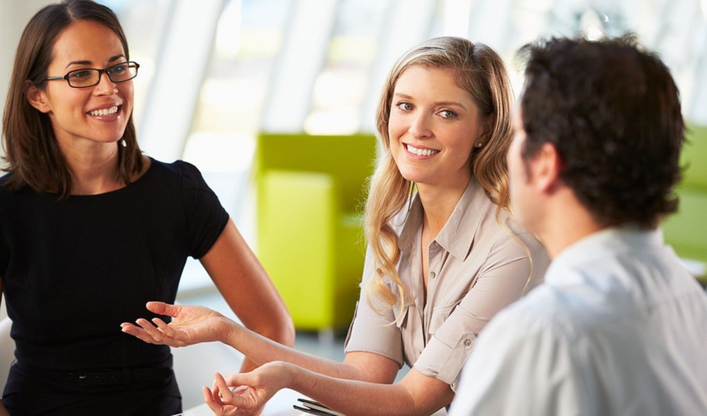 Biznesmeni spotykający się przy stole w nowoczesnym biurze