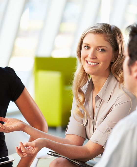 Biznesmeni spotykający się przy stole w nowoczesnym biurze