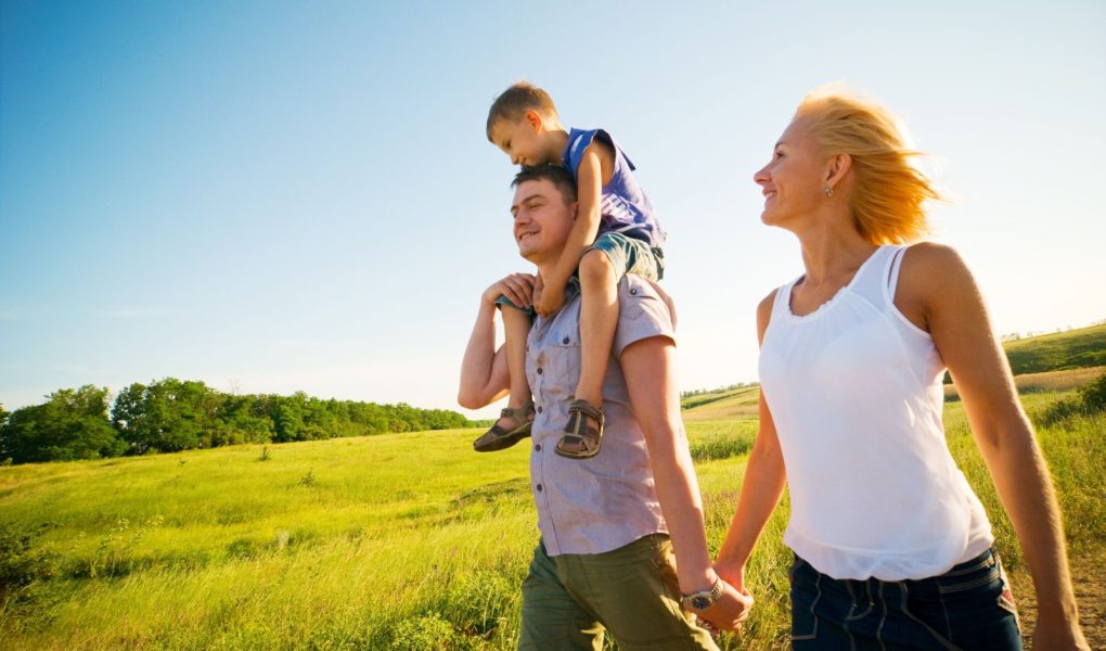 Szczęśliwa rodzina bawiąca się na świeżym powietrzu