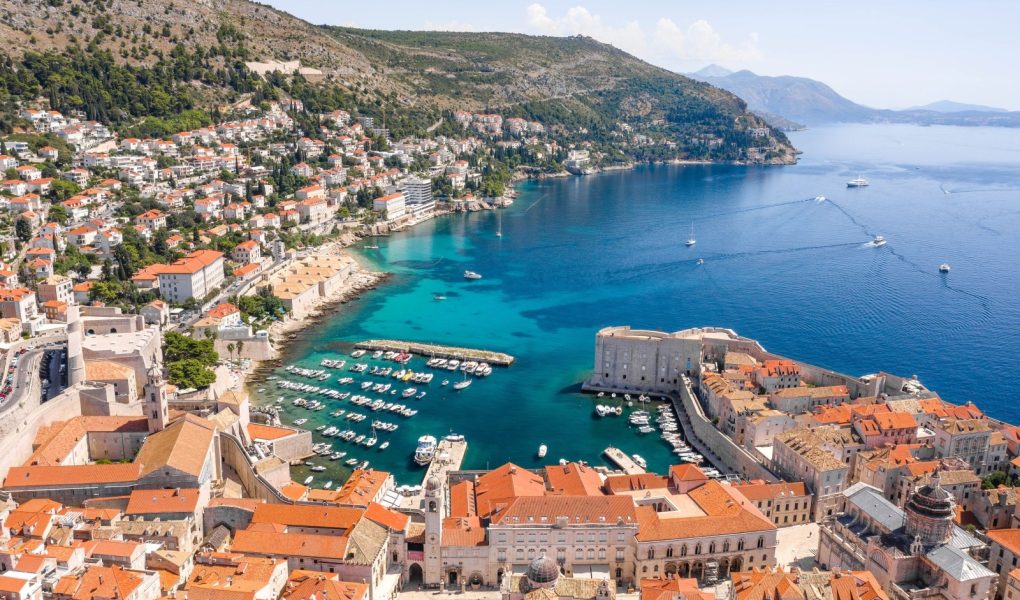 Ujęcie dronem z lotu ptaka Starego Portu w Dubrowniku w letni poranek w Chorwacji